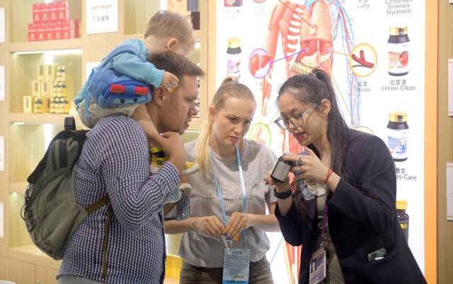 資料圖片:客商在廣交會(huì)上參觀選購(gòu)商品。(新華社發(fā))