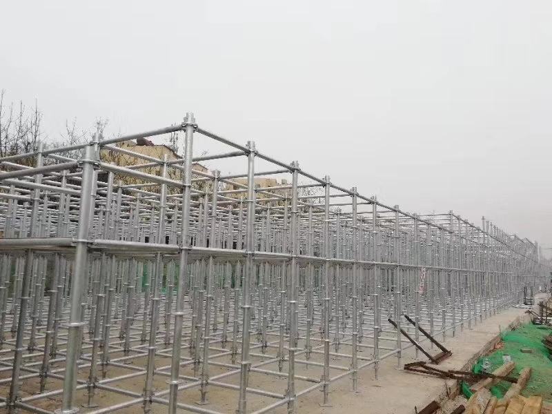 搭建腳手架橫向掃地桿與縱向掃地桿時(shí)，怎么設(shè)置好？ (圖1)